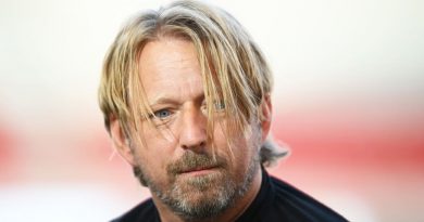 Banner in der Ostkurve: VfB-Sportdirektor Sven Mislintat schießt gegen Werder-Fans